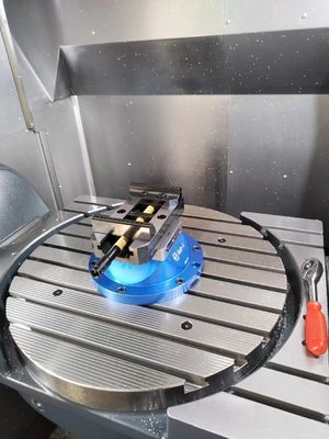 Yüksek hassasiyetli Kendini Merkeze Getiren Vise Ve 96 Serisi tarafından Çalışan 5 Eksenli CNC için 4 Delikli El Yapısı