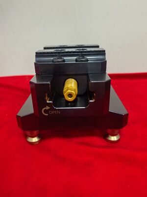 Accuracy 001mm 5th axis self centering vise suitable for 4 axis CNC milling ensuring high precision and secure workpiece holding